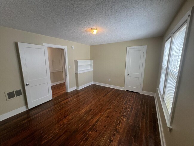 Building Photo - 3 Bedroom/1 Bath Home