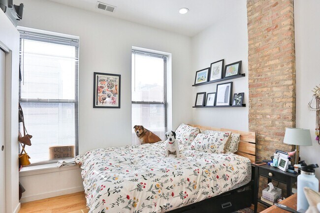 Building Photo - Video Tour- Great 3 Bedroom, 1 Bath Apartment. Located in Wicker Park/Bucktown near the Division ...