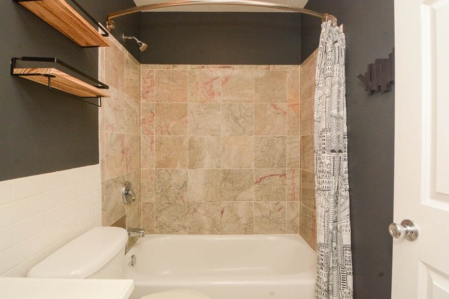 Building Photo - 1450 W Blackhawk St