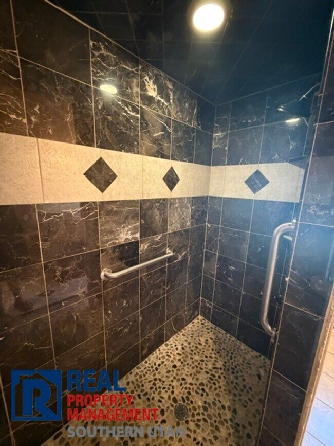 Building Photo - Luxury One-Bedroom Casita