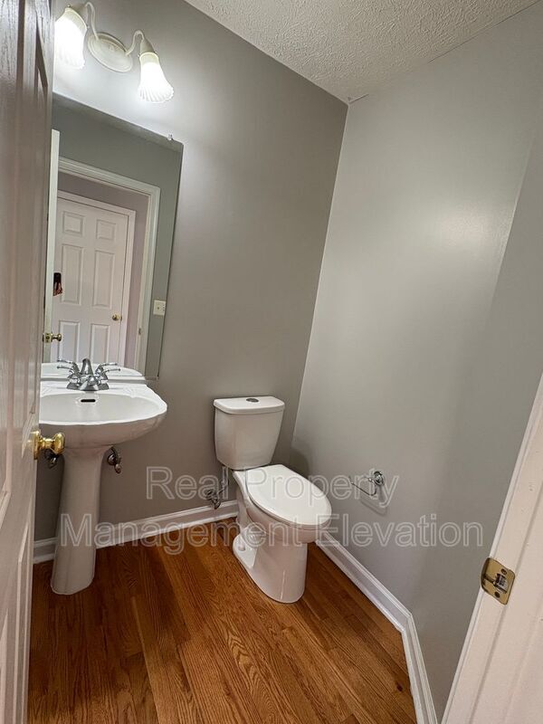 Building Photo - 2027 Harvest Dr