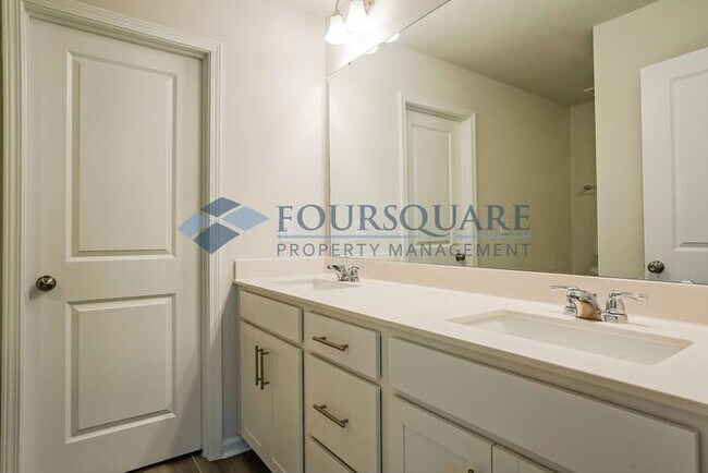 Building Photo - Three Story Town Home | Entry Level Bedroo...