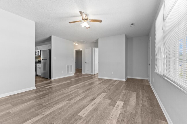 Building Photo - Charming 2 Bedroom Apartment