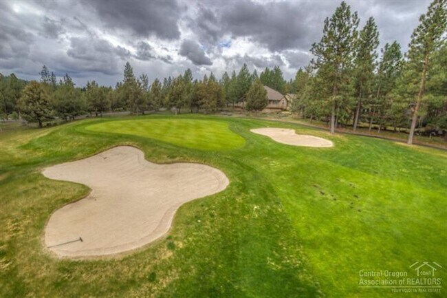Building Photo - Gated Community in Awbrey Glen