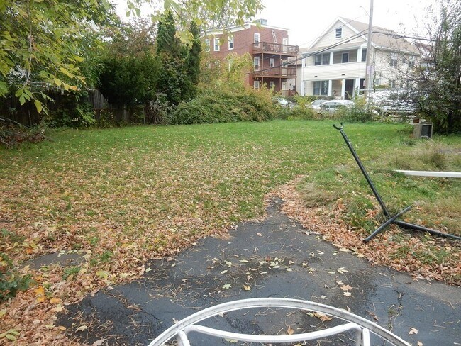 Building Photo - 82 Dustin St