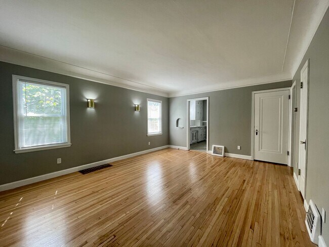 Primary Photo - Stunning 3 Bedroom 2 Bathroom House!!