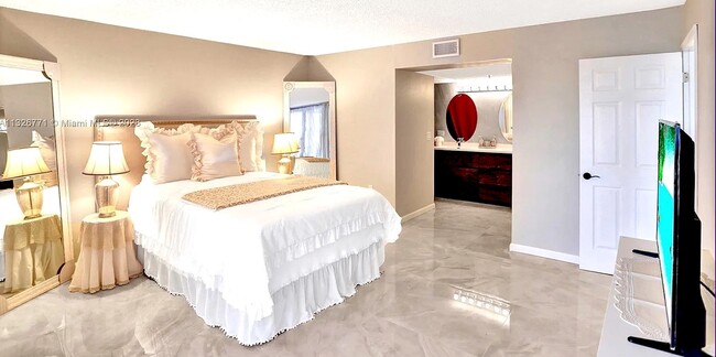 MARTER BEDROOM - 7001 Environ Blvd