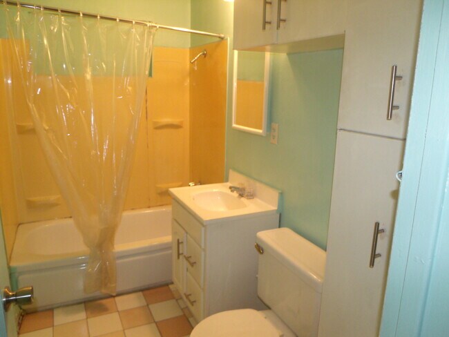 Building Photo - Large Single Story Home in Old Henderson/Pets Welcome