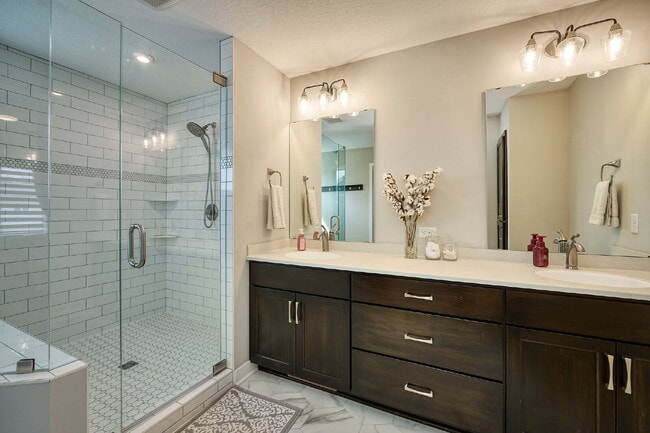 Building Photo - Spacious 4-Bedroom Gem with Modern Comforts and Finished Basement in Vadnais Heights!