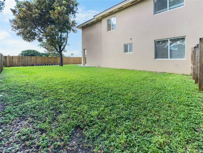 Building Photo - 1736 NE 9th Dr