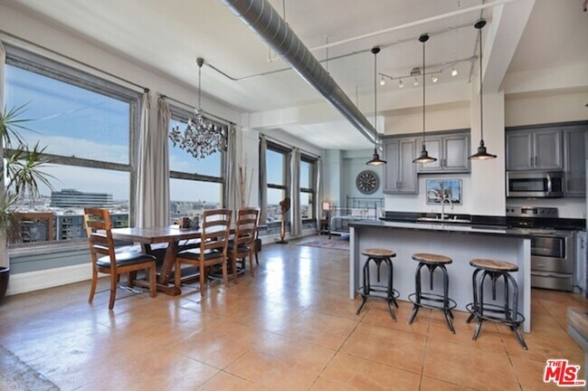 Building Photo - 108 W 2nd St