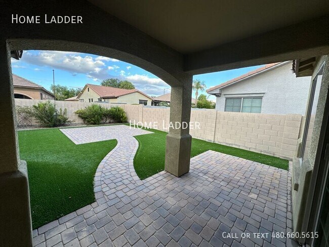 Building Photo - 3064 E Palmdale Ln