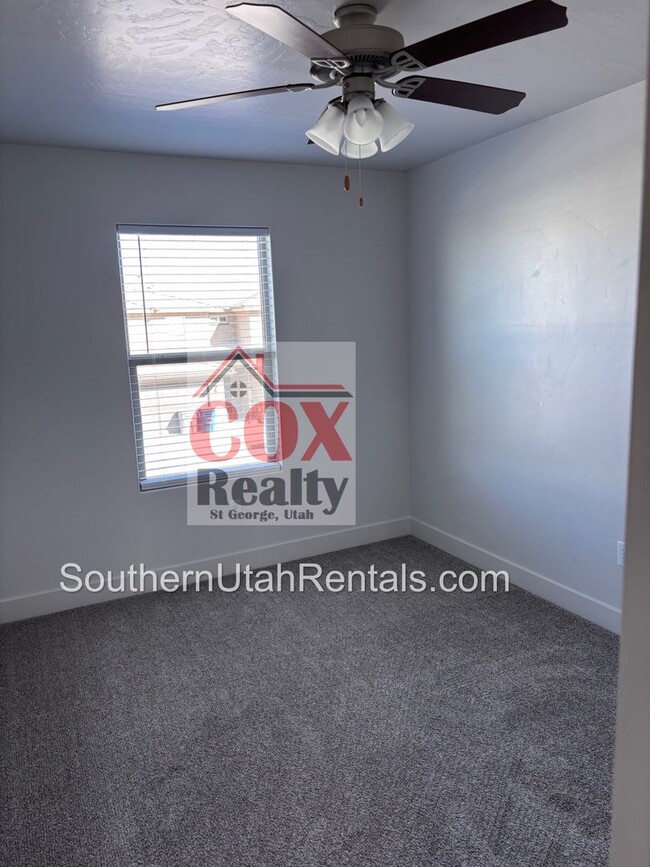 Building Photo - 3 bed / 2.5 bath / 2-car with washer/dryer...