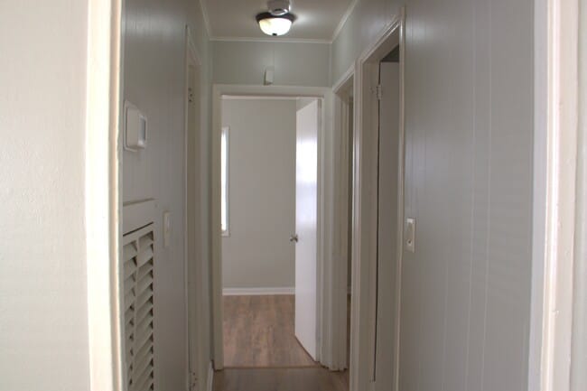 Building Photo - 1709 Oakwood Ave NE