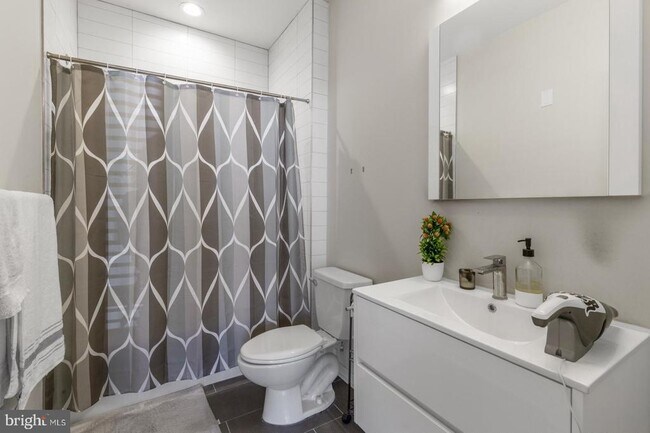 Building Photo - 385 Martin St