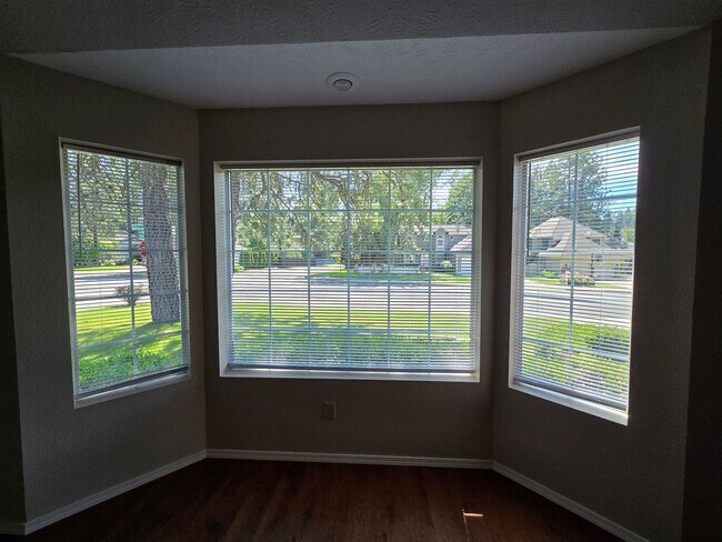 Building Photo - Cute home in the Great Brentwood Forest Ne...