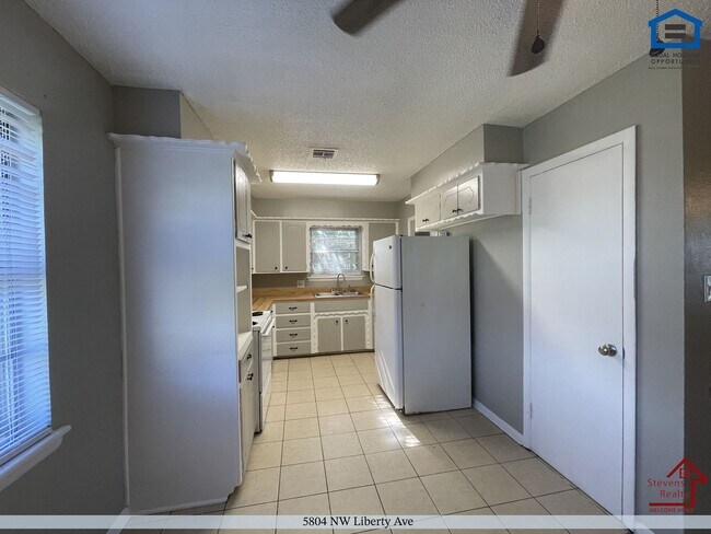 Building Photo - 5804 NW Liberty Ave