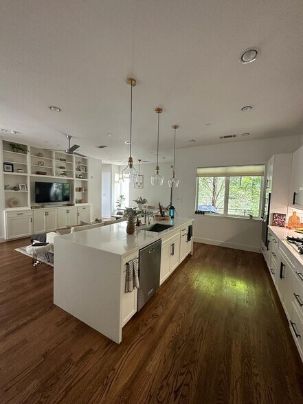 Building Photo - 5705 Bryan Pky