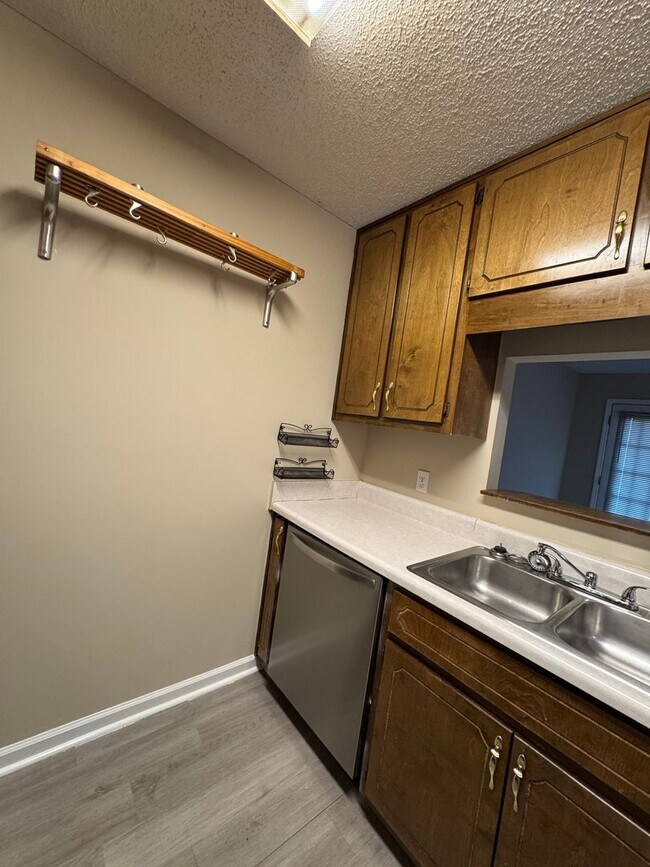 Building Photo - 127 Pineridge Dr