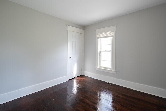 Building Photo - 207 7th Ave