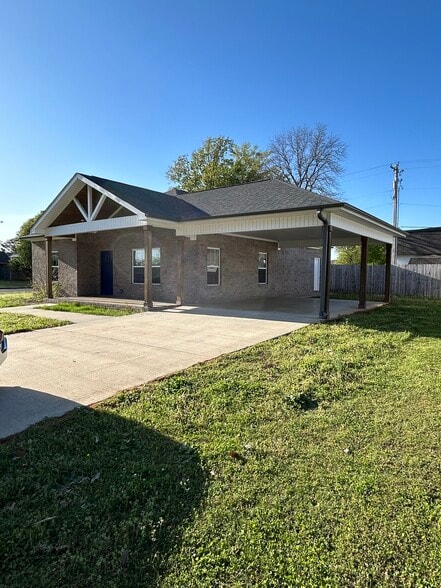 Primary Photo - 1001 Ford Ave