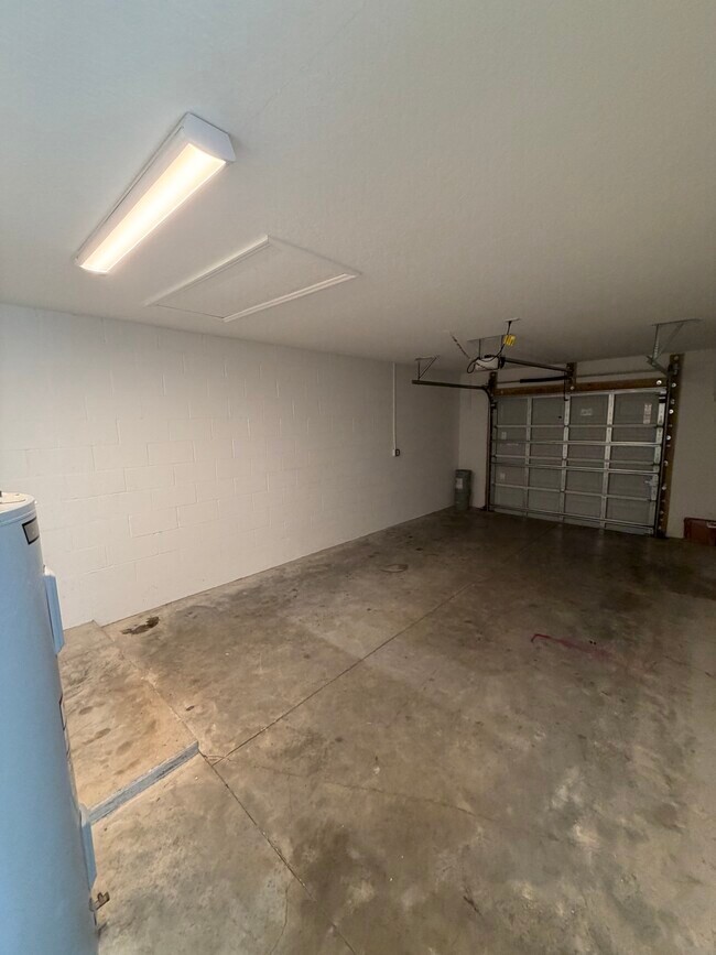 Building Photo - 10 Rainstone Ln