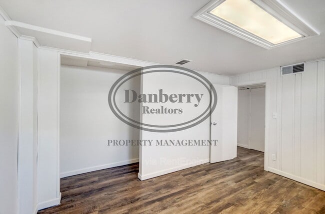 Building Photo - 1133 N Byrne Rd