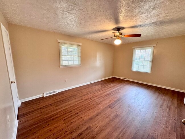 Building Photo - 303 Robin Dr