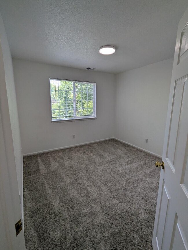 Building Photo - 1235 S Flatrock Cir