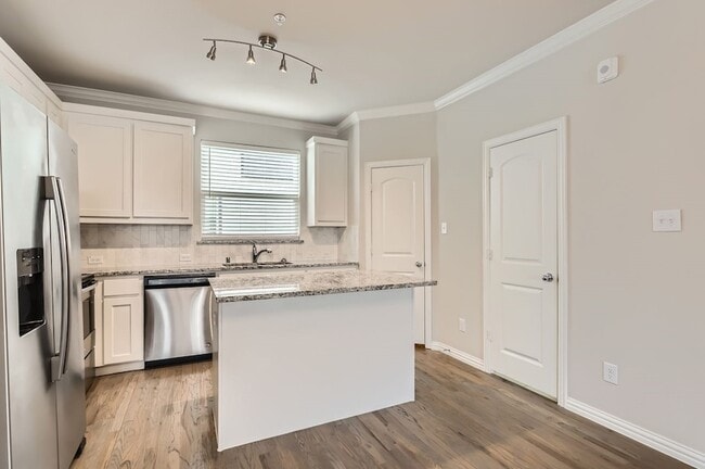 Building Photo - 301 E Lamar St