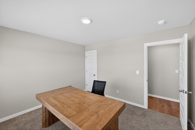 Building Photo - 405 S 85th St