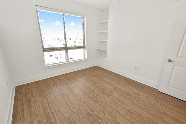 Building Photo - 101 S Tryon St