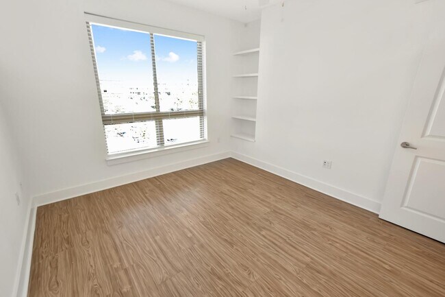 Building Photo - 650 E Brooklyn Vlg Ave