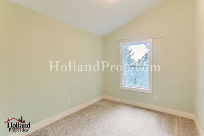 Building Photo - Bright & Spacious 3-Bedroom Townhome in a Prime Location!