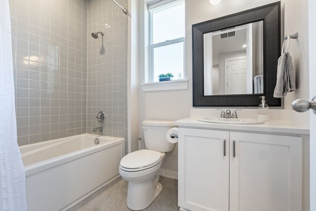 Building Photo - Beautiful 3-Bed, 3-Bath Home in Reeds Cros...