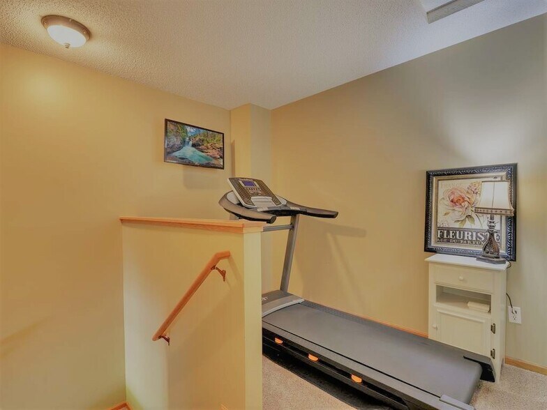 Building Photo - 3625 Vermilion Court North