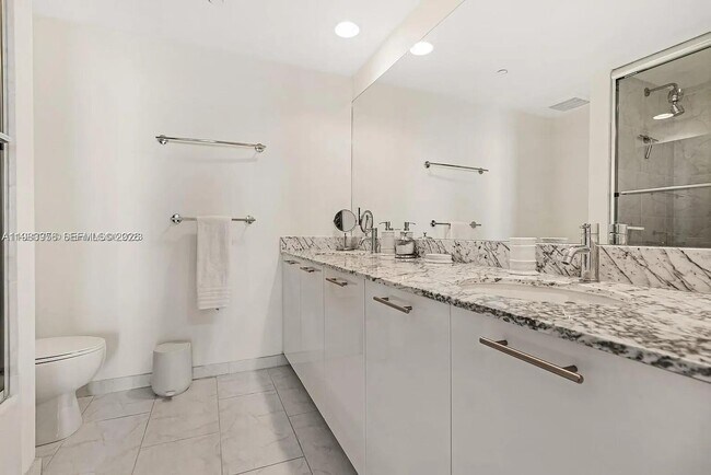 Building Photo - 950 Brickell Bay Dr