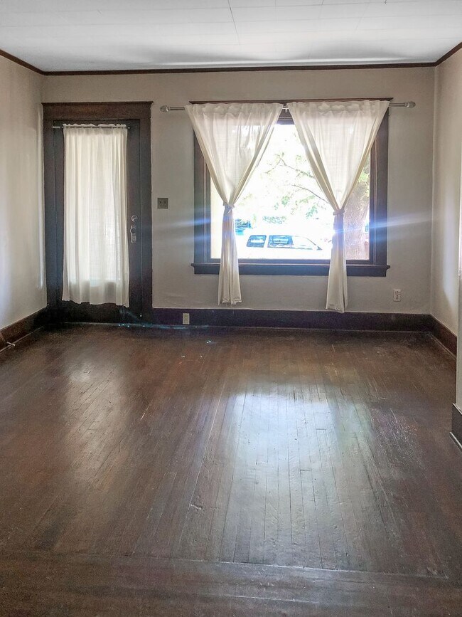 Building Photo - Charming 1 Bedroom  Downstairs Unit****COMING SOON***