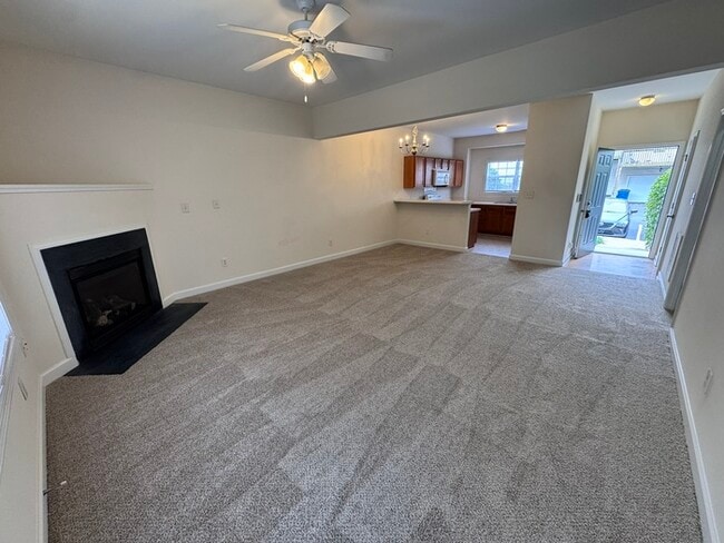 Building Photo - HUGE 3 Bed 3.5 Bath 3 Story Town Home, AVAILABLE NOW!