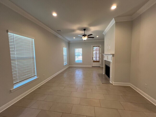 Building Photo - 9922 Stratford Dr