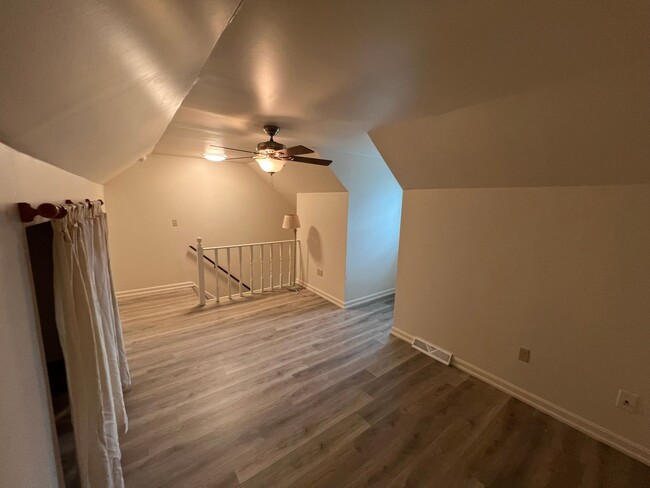 Building Photo - Roomy Updated Townhouse with Deck, New Flo...