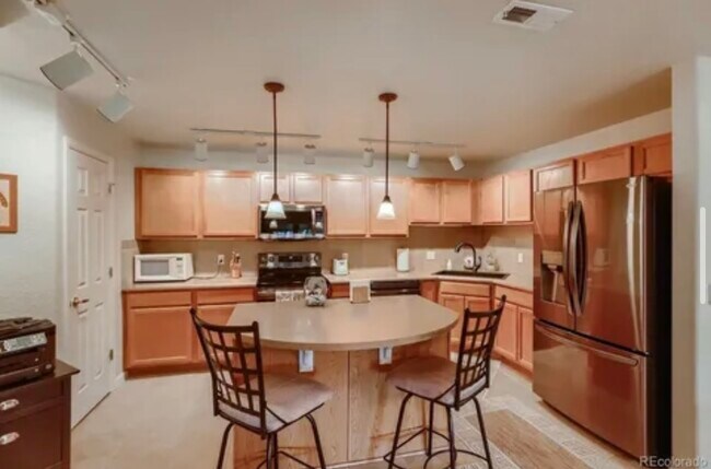 Building Photo - 22940 E Roxbury Dr