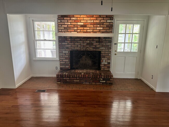 Building Photo - 1240 Longview Dr