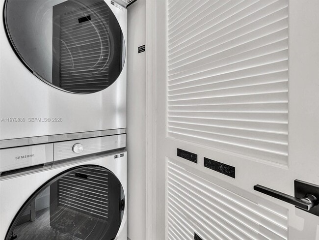 Building Photo - 121 NE 34th St