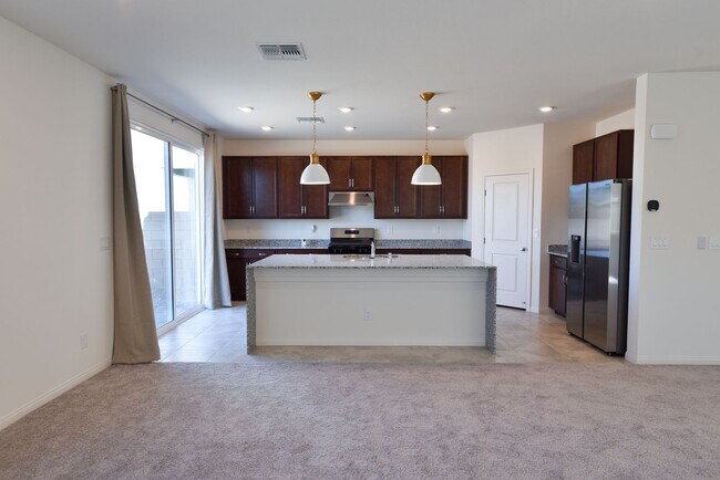 Building Photo - 5 Bed 3 1/2 Bath,  Beautiful home in gated community!