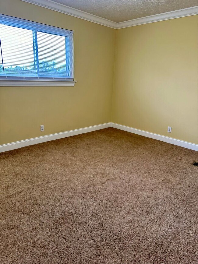 Building Photo - 3  bedroom 1.5 bath now available in Oolte...