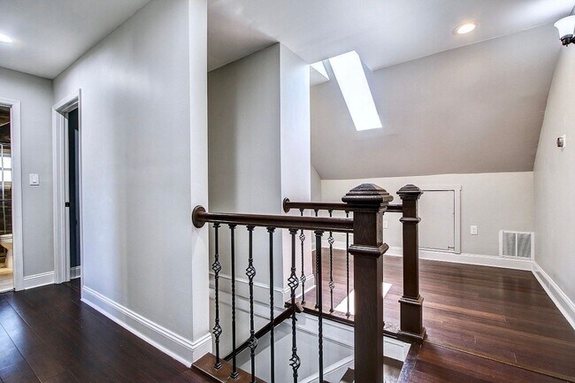 Building Photo - Gorgeous 5 BED + 3.5 Ba in Main House, 1 + 1 in BSMT, 1 + 1 above garage  in the Heart of Downtow...