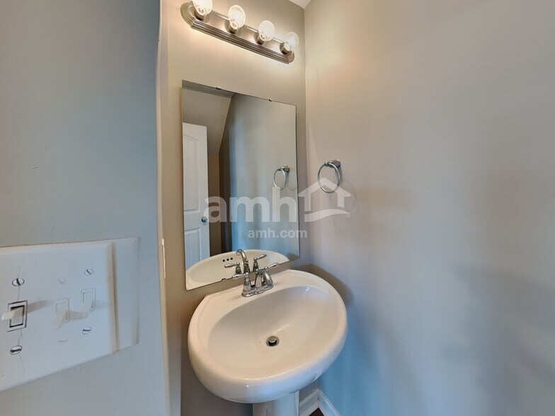Building Photo - 1127 Fiesta Dr