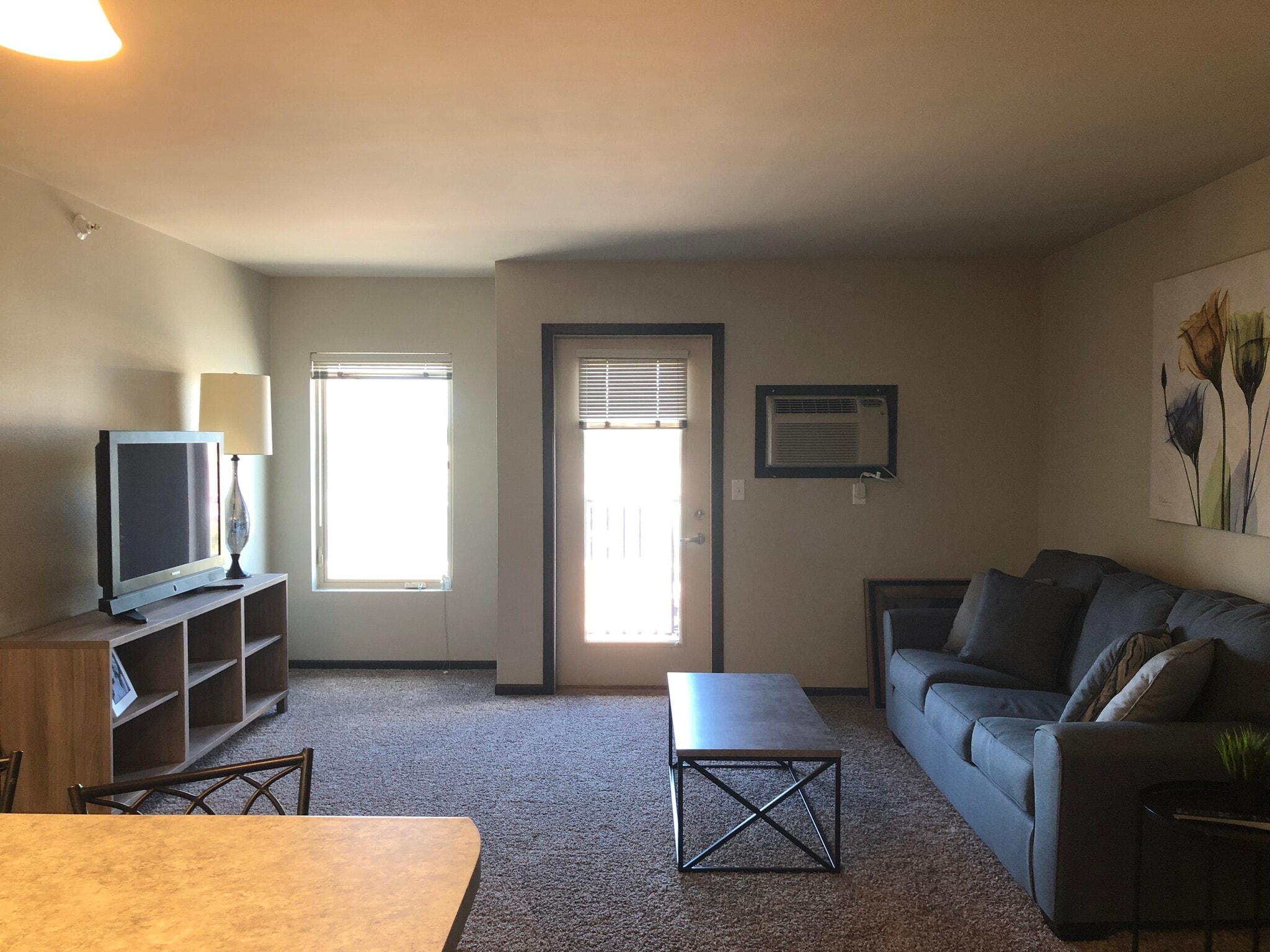 Building Photo - 913 Main Ave