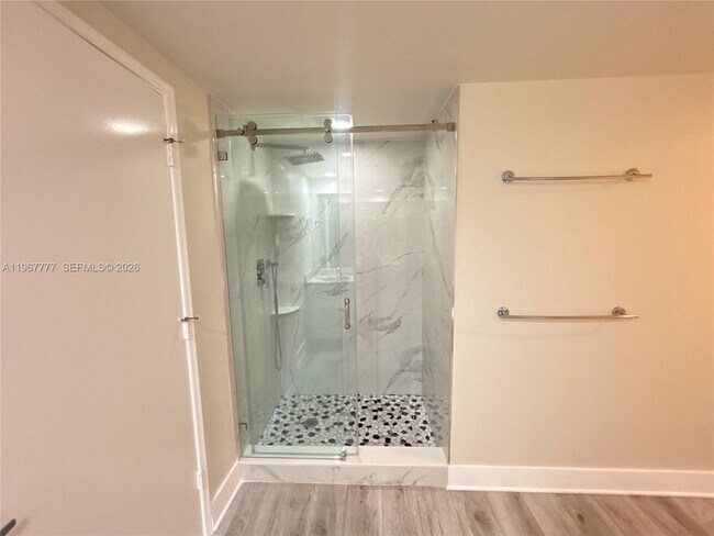 Building Photo - 950 Brickell Bay Dr